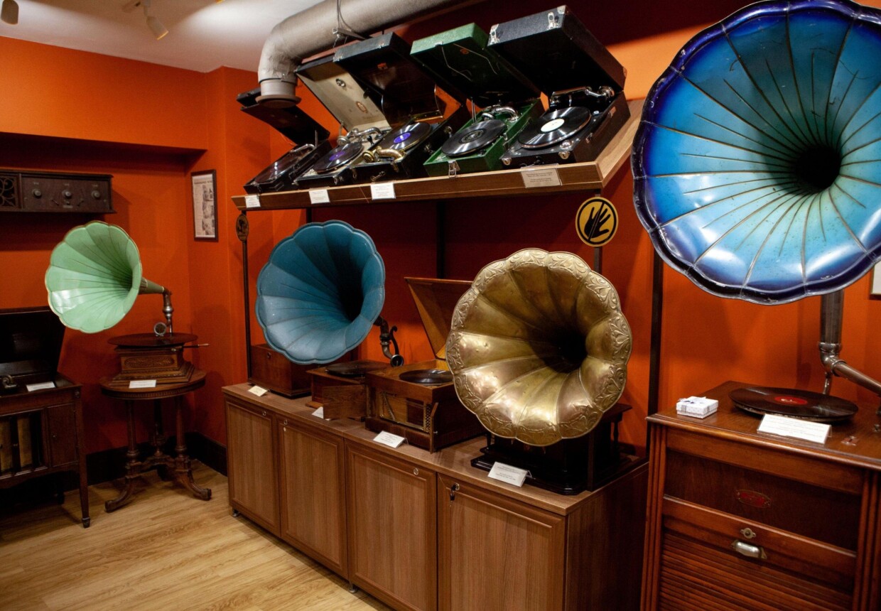 Музыкальная тематика. Музыкальный винтаж. Виниловые пластинки обои. Винтажная музыка. Винтажные виниловые пластинки.